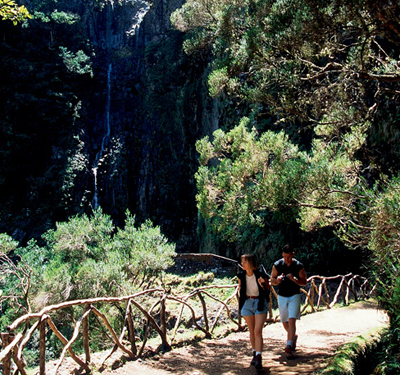 Wasserfall am Rande einer Levada auf Madeira
